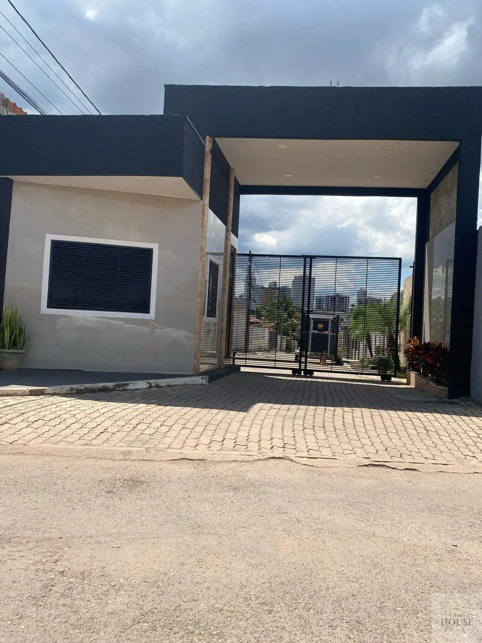 Descubra uma aconchegante casa escriturada no condomínio Arniqueiras, em Águas C...