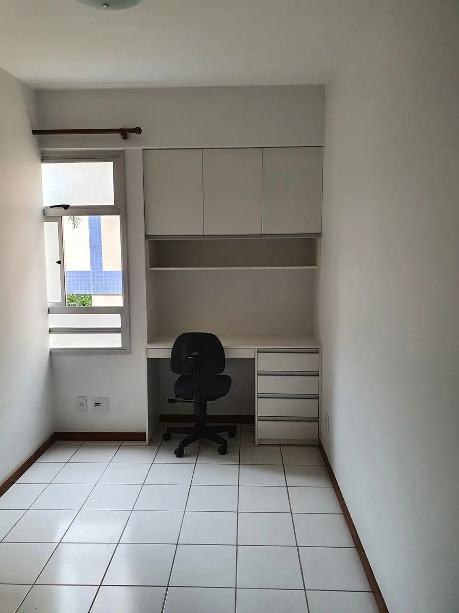 Unidade semi mobiliada com quarto, sala, cozinha divididos, guarda roupa, escriv...