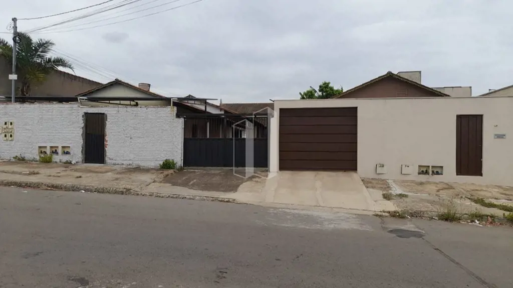 São 02 lotes com de 360m² cada  Uma casa com 03 quartos, banheiro, cozinha, sala...