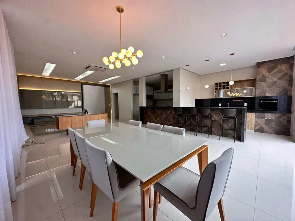 Casa Sobrado para locação no Residencial Goiânia Golfe Clube com 5 quartos sendo...