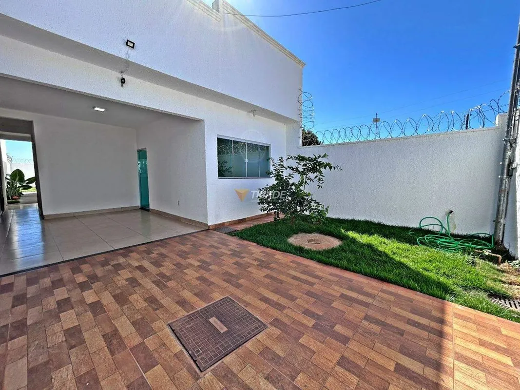 Se você procura uma casa moderna, confortável e pronta para morar, esta é uma ex...
