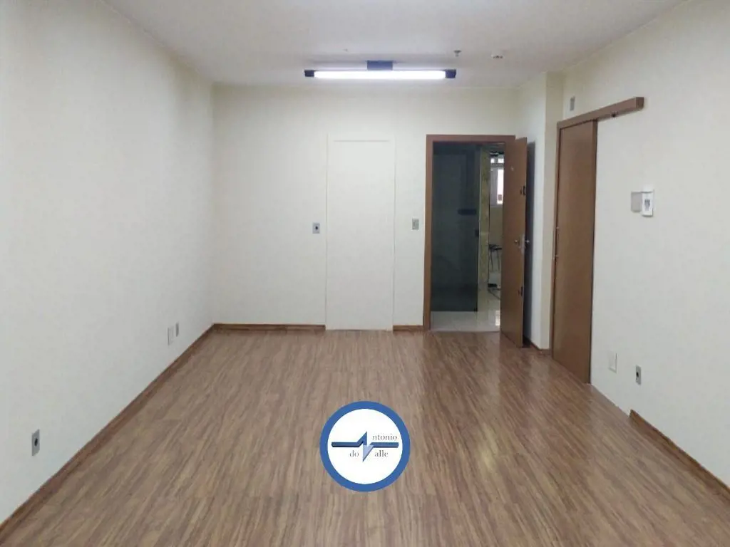 Sobreloja situada no Centro Empresarial Assis Chateaubriand, com um banheiro pri...