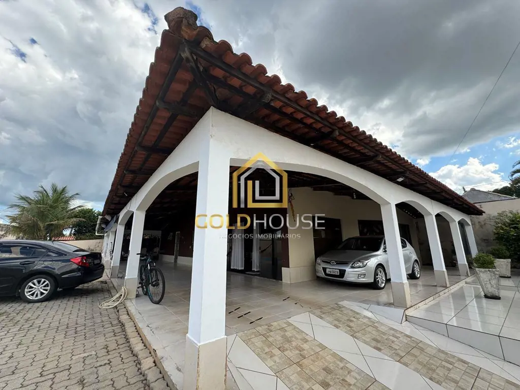 Localizada dentro do prestigiado Condomínio Paraíso, esta casa encantadora ofere...