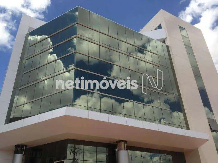 LOCALIZAÇÃO Localização privilegiada e de fácil acesso através das vias: EPTG, E...