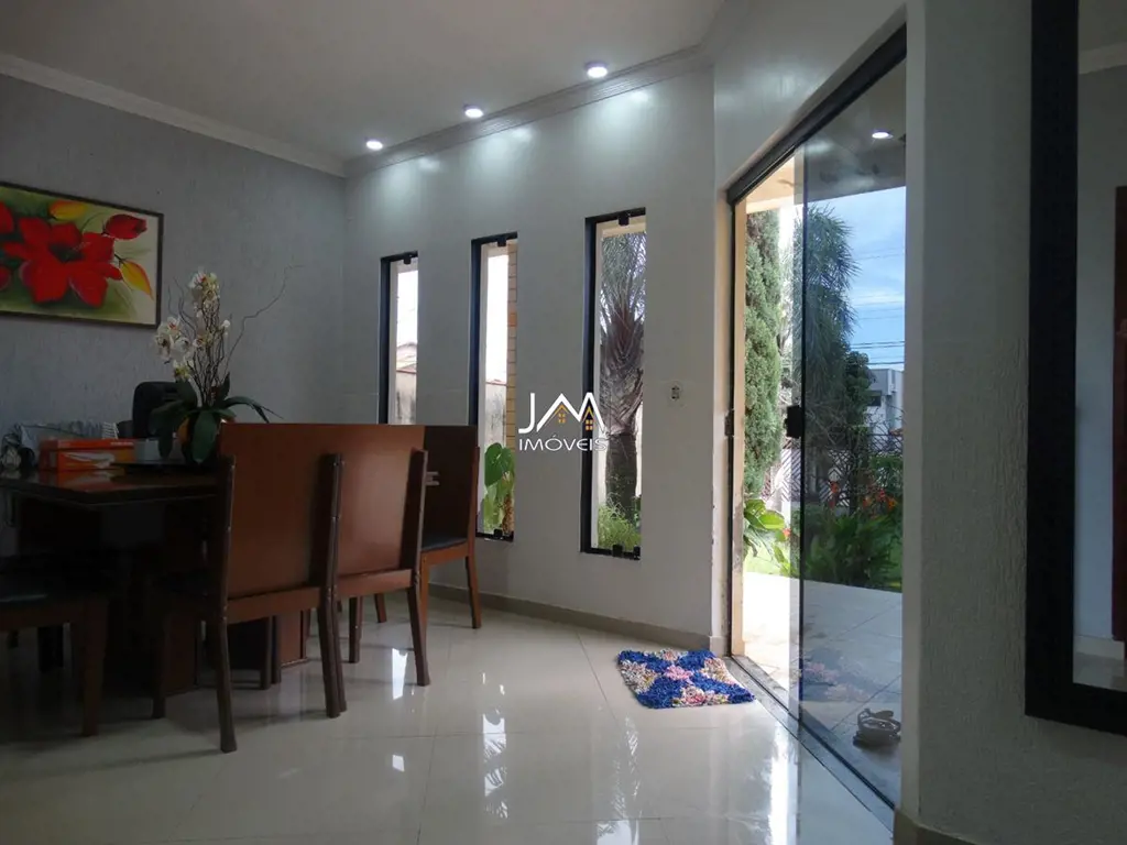 A JM Imóveis vende excelente imóvel. ** COMPOSIÇÃO DO IMÓVEL- Casa de pavimento,...