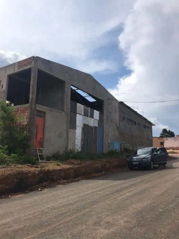 GALPÃO COM 370m² - JARDIM ARARUAMA, EM VALPARAÍSO-GO.Vendo galpão próximo ao ata...