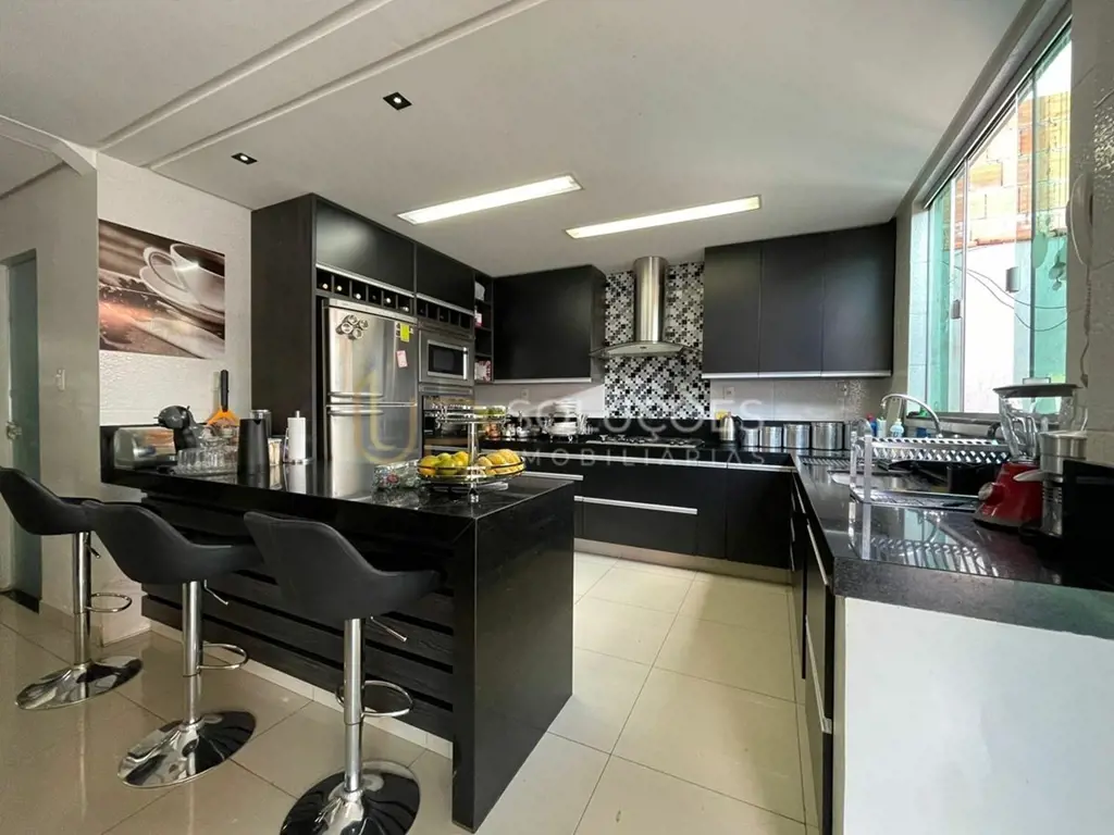 3 Suítes | 6 Vagas | Hidromassagem | Armários planejados | Terreno: 650m² | Cons...