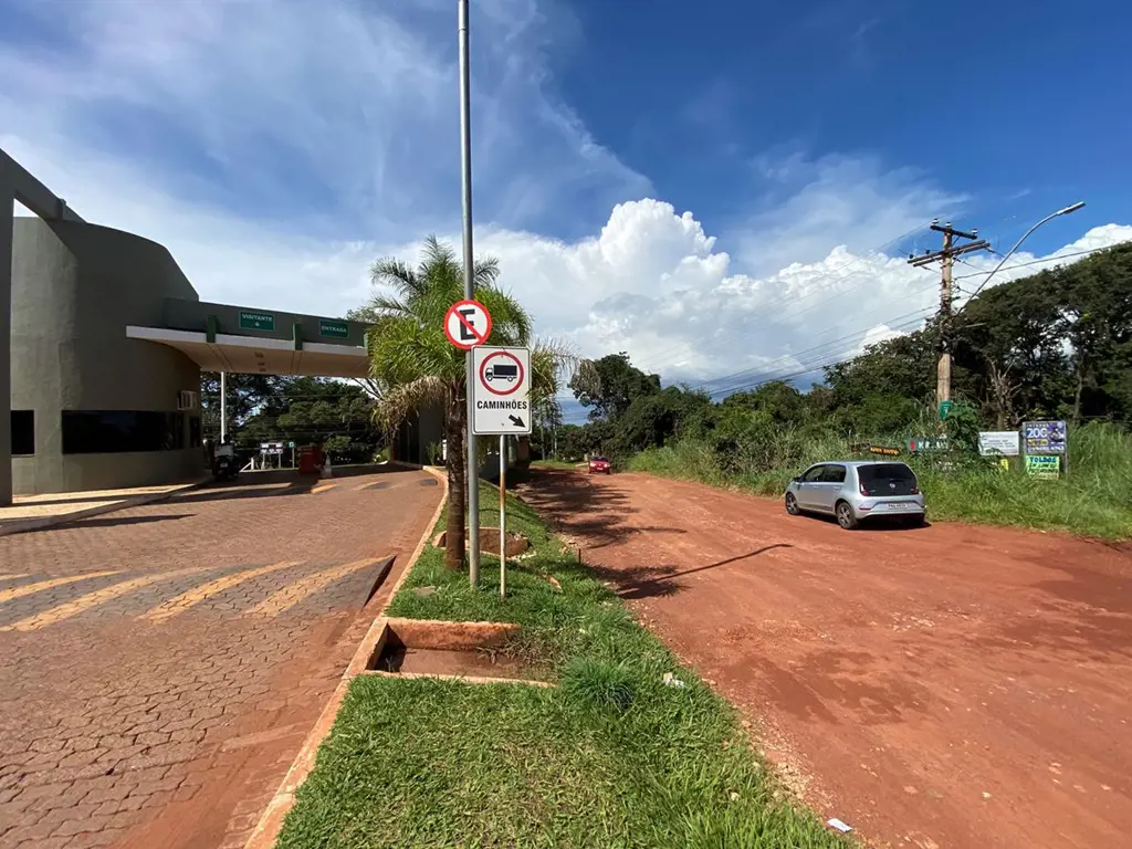 Vendo excelente LOTE em condomínio particular, com 883m2, nascente. Está localiz...