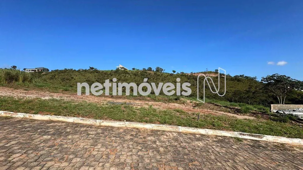 Descubra uma oportunidade única: um lote de 861,26 m² está disponível para venda...