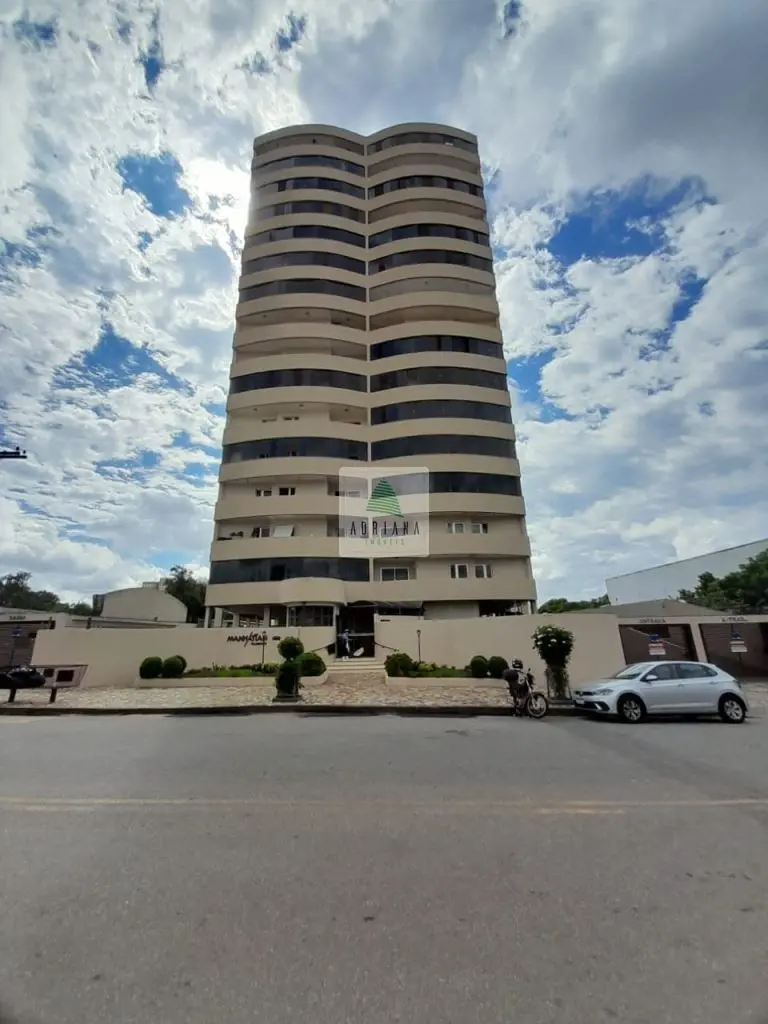 apartamento com alguns moveis sala de jantar com mesa e aparador , sala de estar...