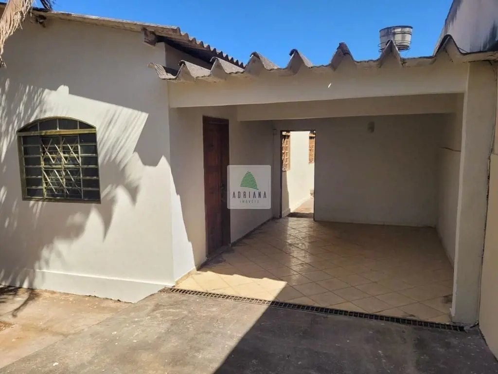 3 quartos , sala, banheiro social, cozinha, área de serviços, quintal , ótima lo...