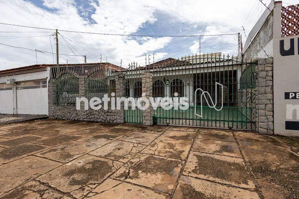 Localização: A localização dessa casa é simplesmente imbatível. Situada na QNE –...