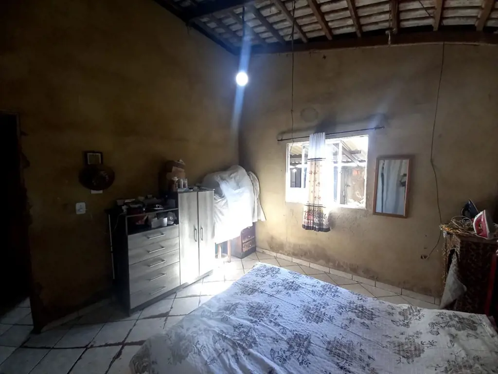 Casa com 4 quartos, banheiro social, sala , cozinha americana , dispensa, garage...