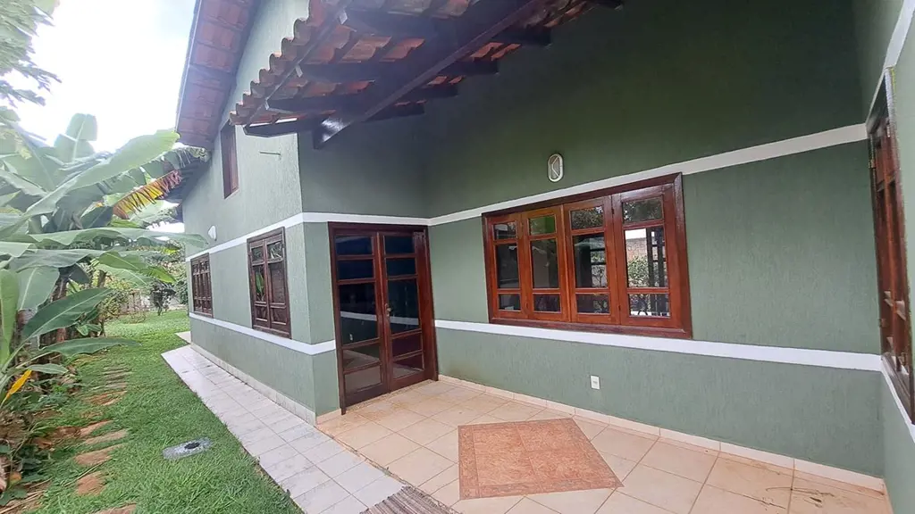 Vendo casa condomínio entre lagos Ótima localização Casa com 4 quartos sendo 2 s...