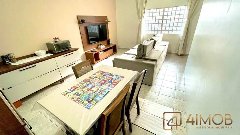 QN 05, RIACHO FUNDO 1 - ÓTIMA CASA, EXCELENTE LOCALIZAÇÃO.Casa térrea com estrut...