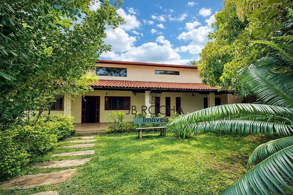 JB ROCHA IMÓVEIS ALUGA COM EXCLUSIVIDADE:Casa de 02 pavimentos, com sala ampla, ...