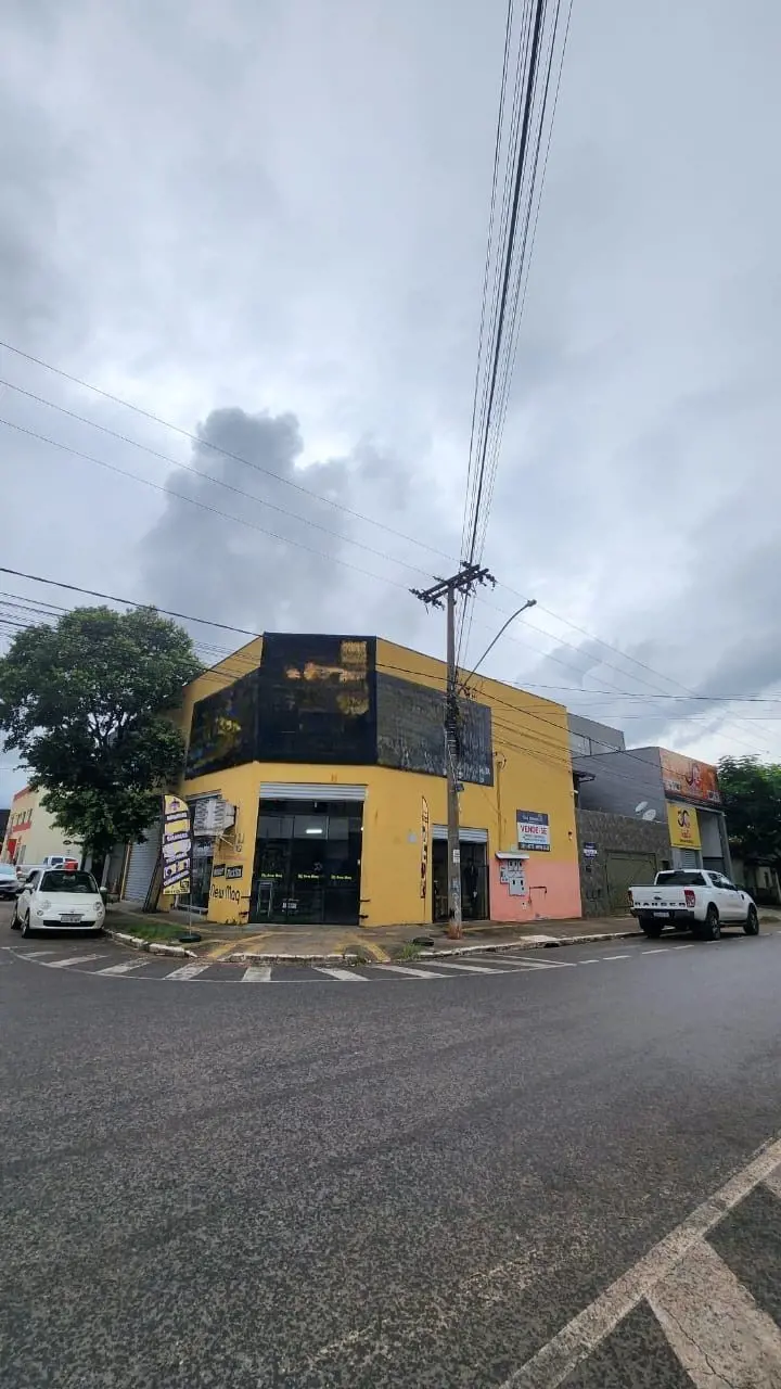 Conjunto de Salas e Sobrado comercial ou residencial com área edificada de 400,0...