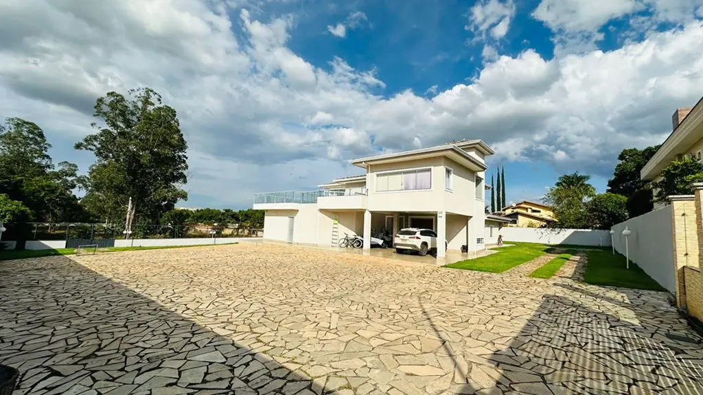 Alugo casa mobiliada no Park Way Descrição: Parte inferior: Sala de estar dois a...