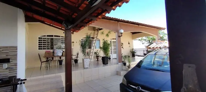 Imóvel com terreno residencial com área 1.000m², topografia plana, com três casa...