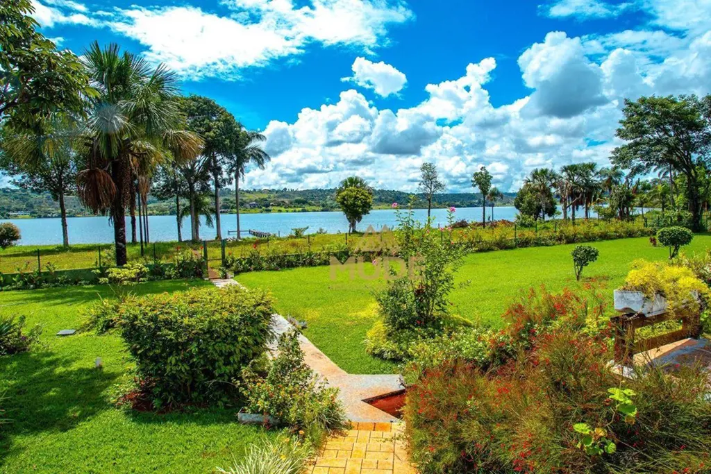 Um verdadeiro oásis no Lago Norte, com uma vista única para o lago e desobstruíd...