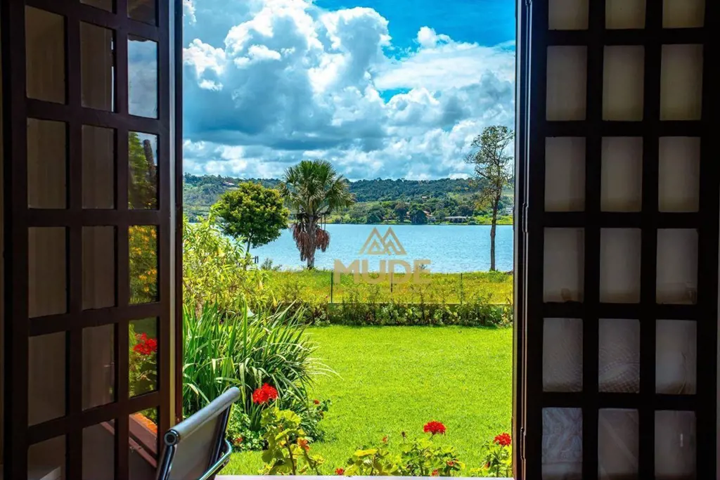Um verdadeiro oásis no Lago Norte, com uma vista única para o lago e desobstruíd...