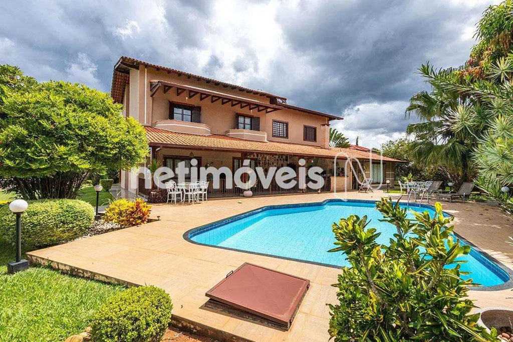 Linda casa em dois pavimentos em lote com 2500m² de área total, todo gramado com...