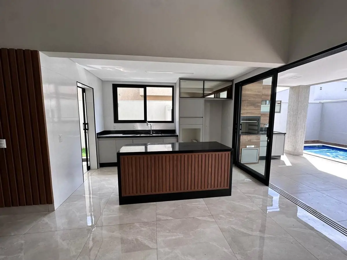 Casa térrea para locação com 4 suítes no Condomínio Portal do Sol Green.Casa com...