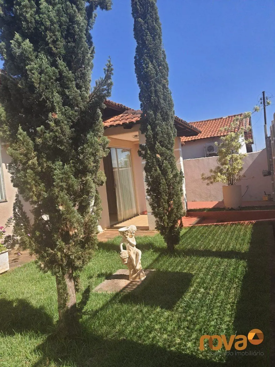 Casa 3 quartos ,sendo 1 suíte master com banheira de hidromassagem,sala de estar...