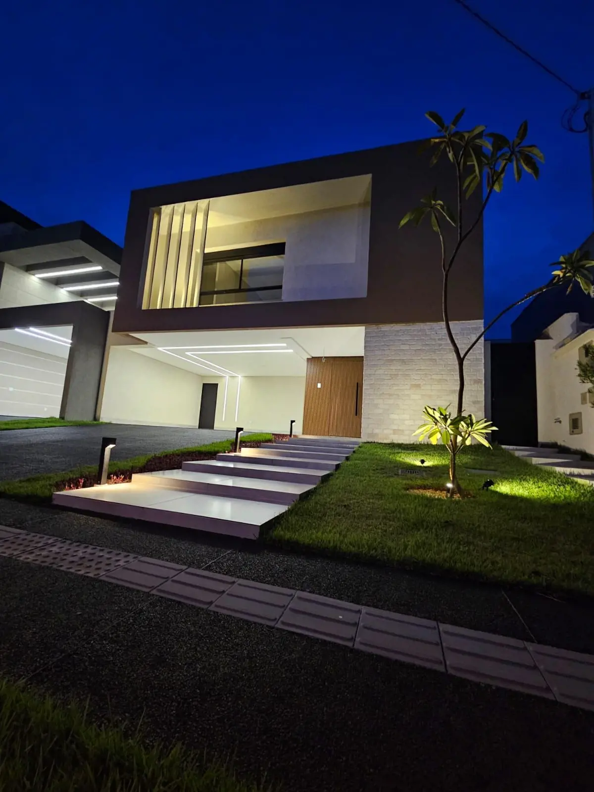 Condomínio: Jardins BarcelonaLote: 300m²Área Construída: 224,00m²Especificações:...