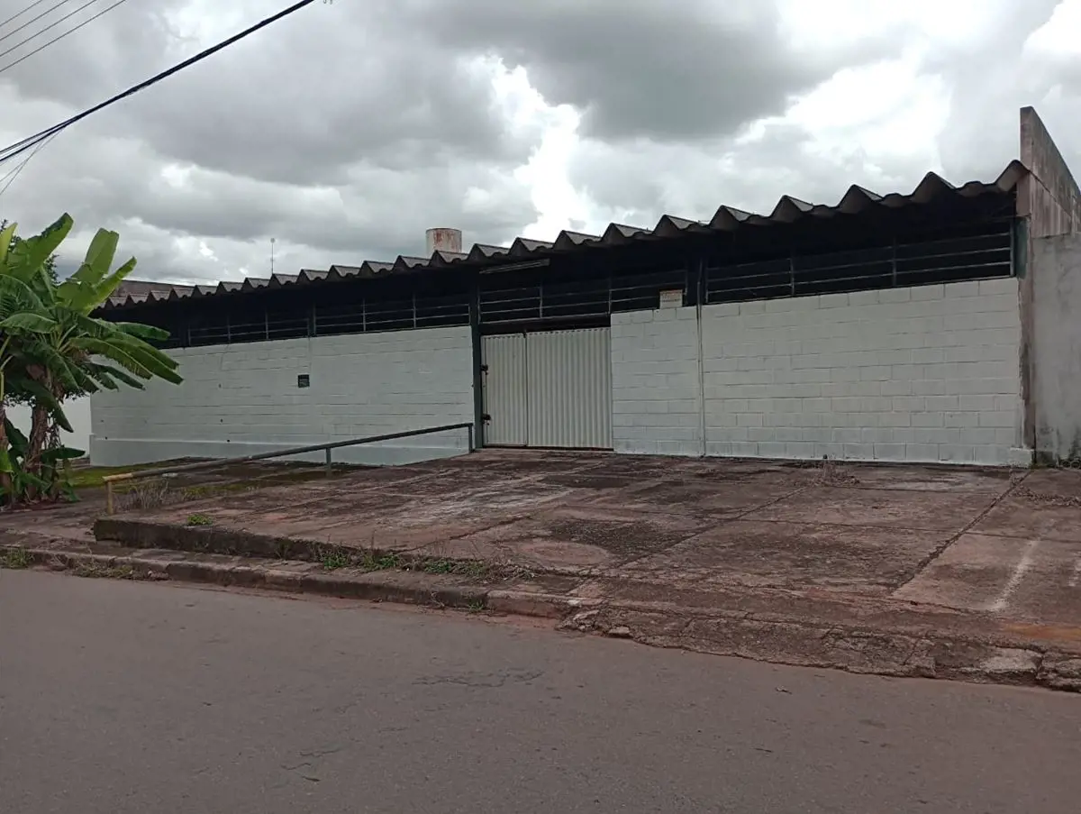 Amplo galpão de 400m², com 5 vagas de garagem.Muito bem localizado, próximo ao C...