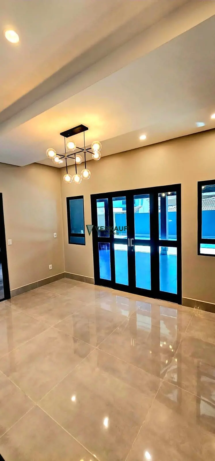 Exclusiva residência de alto padrão, localizada no desejado bairro Jardins Madri...