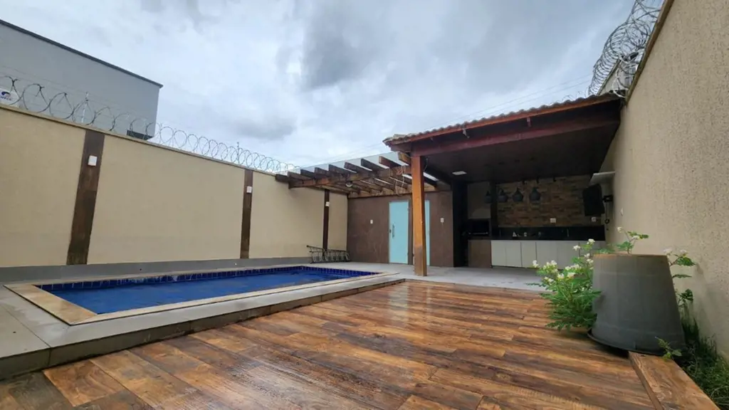 Casa Térrea com área edificada de 115,00m2, uma fachada bem imponente, sala com ...