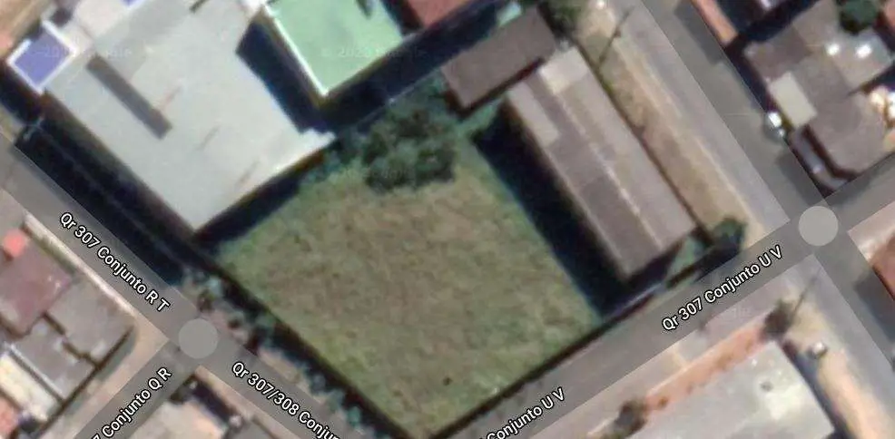 O TERRENO É PLANO E TEM UMA ÁREA DE 2.123M², FICANDO PRÓXIMO A ESCOLAS E ÁREAS U...