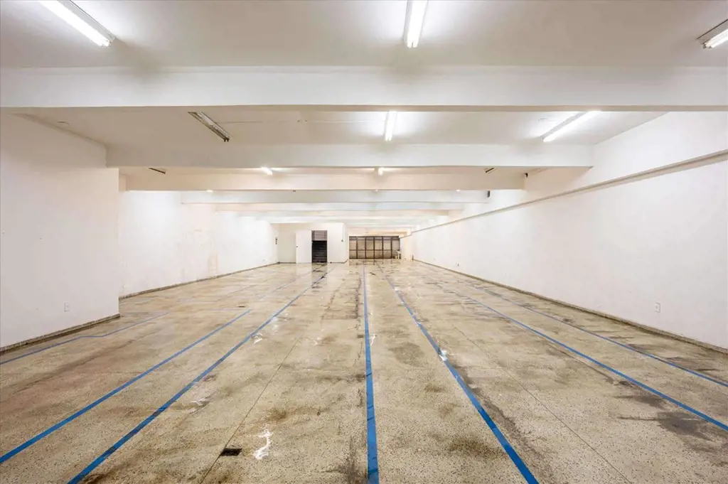 OPORTUNIDADE Prédio vazado com subsolo - Asa Sul na W3 1.600m²; Subsolo. térreo,...