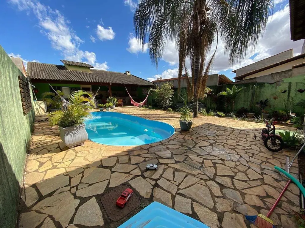 Descubra o Seu Refúgio Privado na Cidade: Casa Exuberante à vendaEncante-se com ...