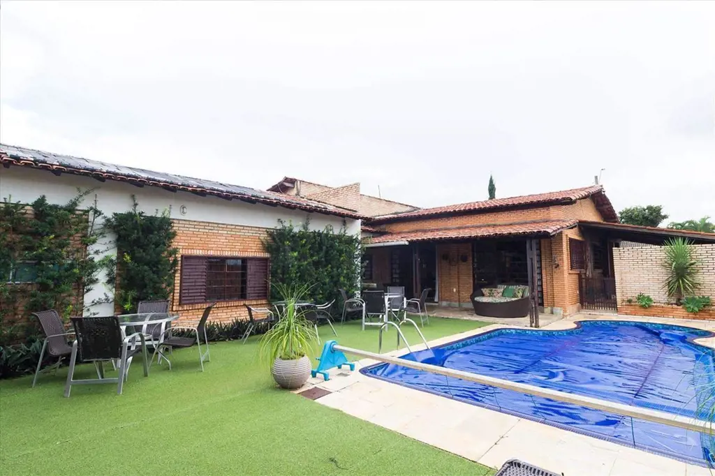 Terreno: 600 m²; Área construída: 250 m²;DESCRIÇÃO DO IMÓVEL:Garagem para 3 carr...