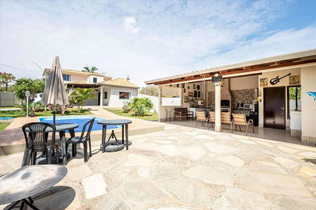 LINDA CASA DE ESQUINA COM ÓTIMO APROVEITAMENTO DO TERRENO;TÉRREO: -SALA AMPLA, C...