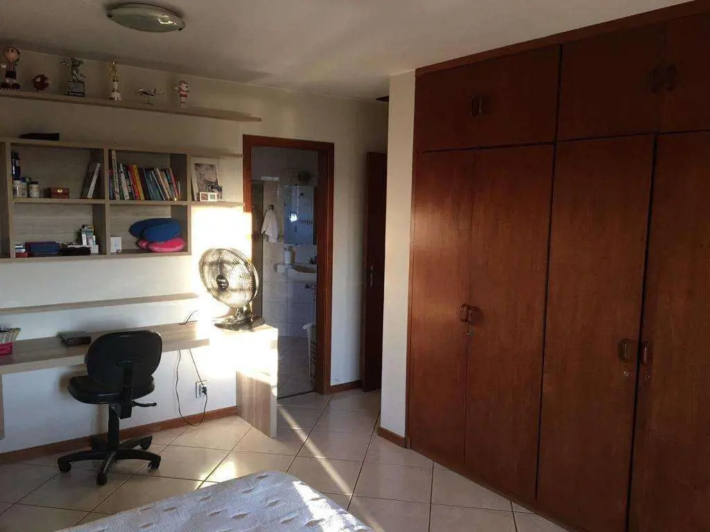 Excelente casa estilo colonial no Park Way, com terreno de 5000m². Um verdadeiro...