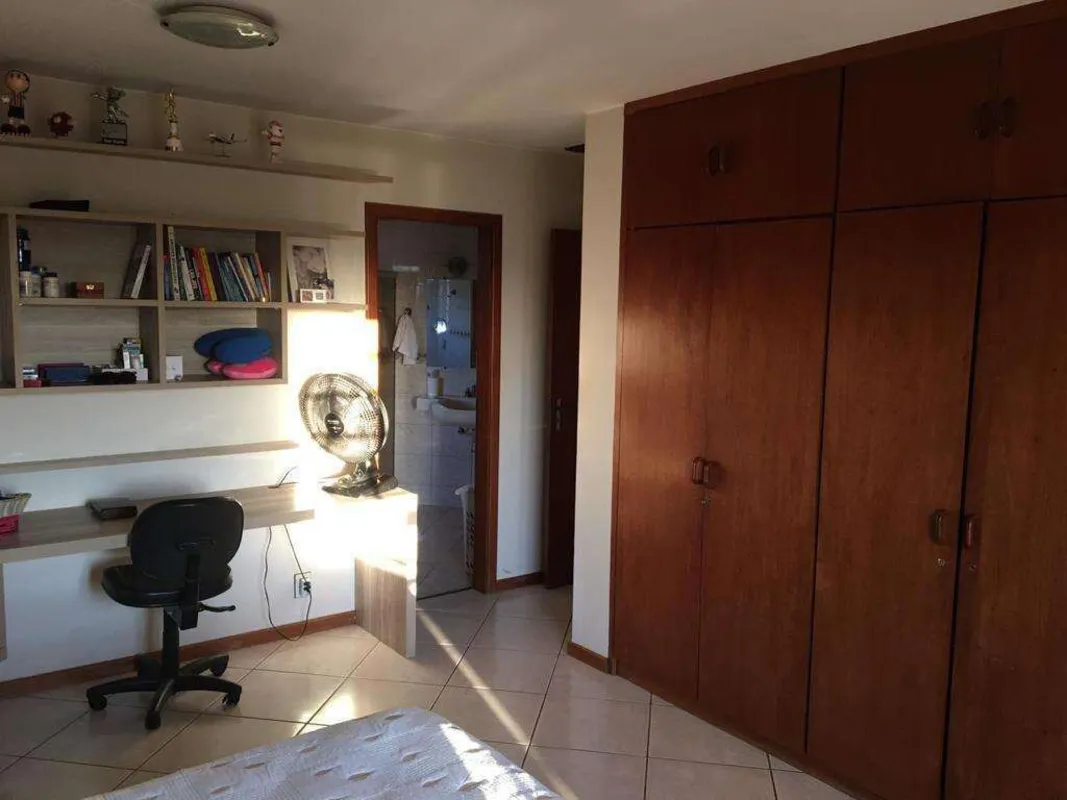 Excelente casa estilo colonial no Park Way, com terreno de 5000m². Um verdadeiro...