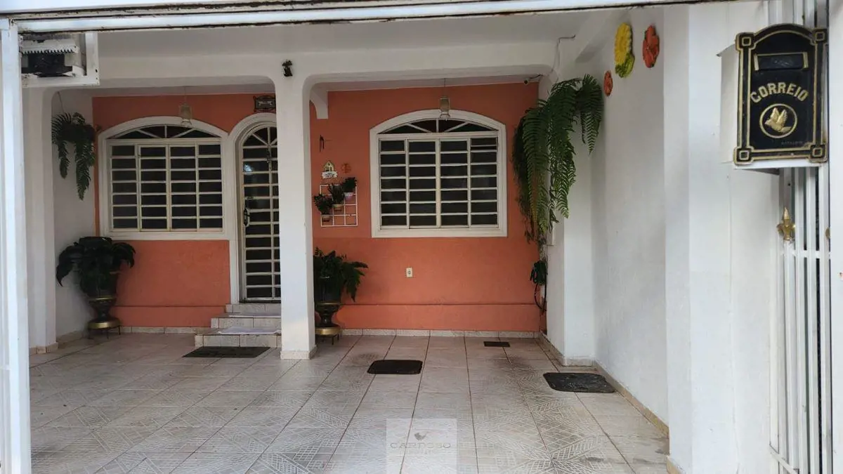 QI 14, amplo sobrado, excelente localização!Térreo: Sala de estar, sala de janta...