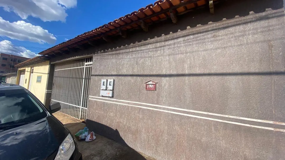 QNN 22 ÓTIMA LOCALIZAÇÃO!!!CASA COM 04 QUARTOS, SALA, COZINHA, BANHEIRO + CASA N...