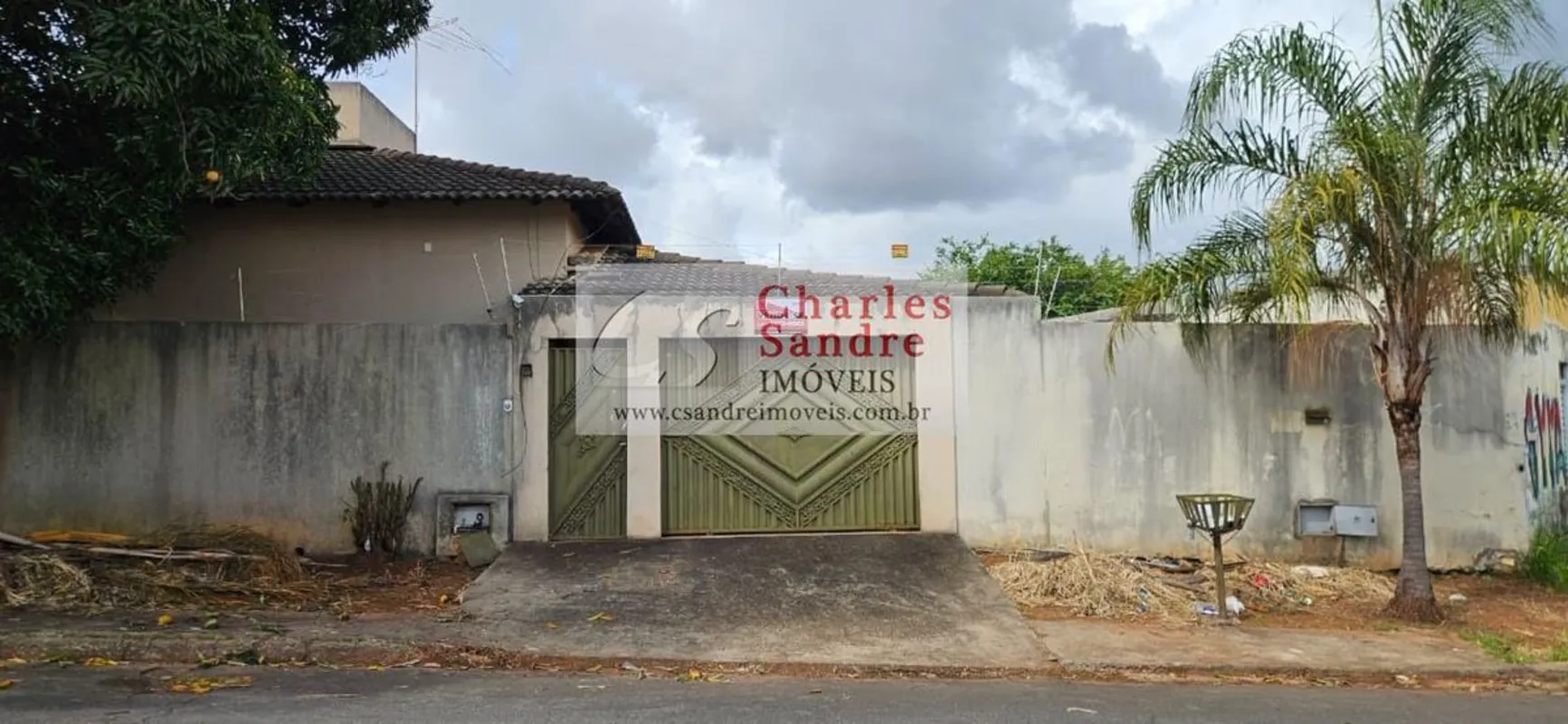 Jardim das Esmeralda Casa de rua Bem localizada Sendo 4 suítes plenas, sala, coz...