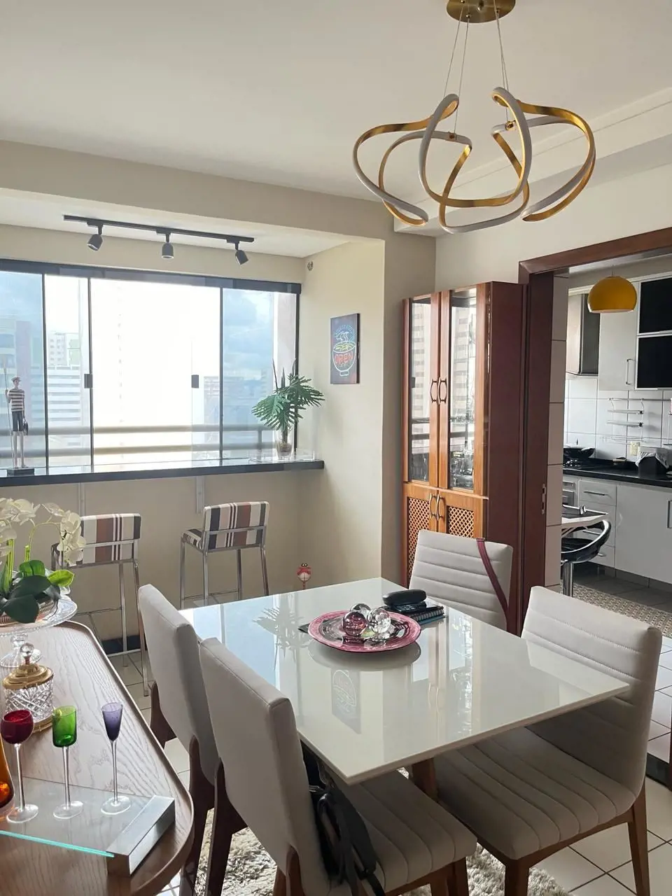 Localização privilegiada, com vasto comércio (shopping, mercados, padaria, resta...