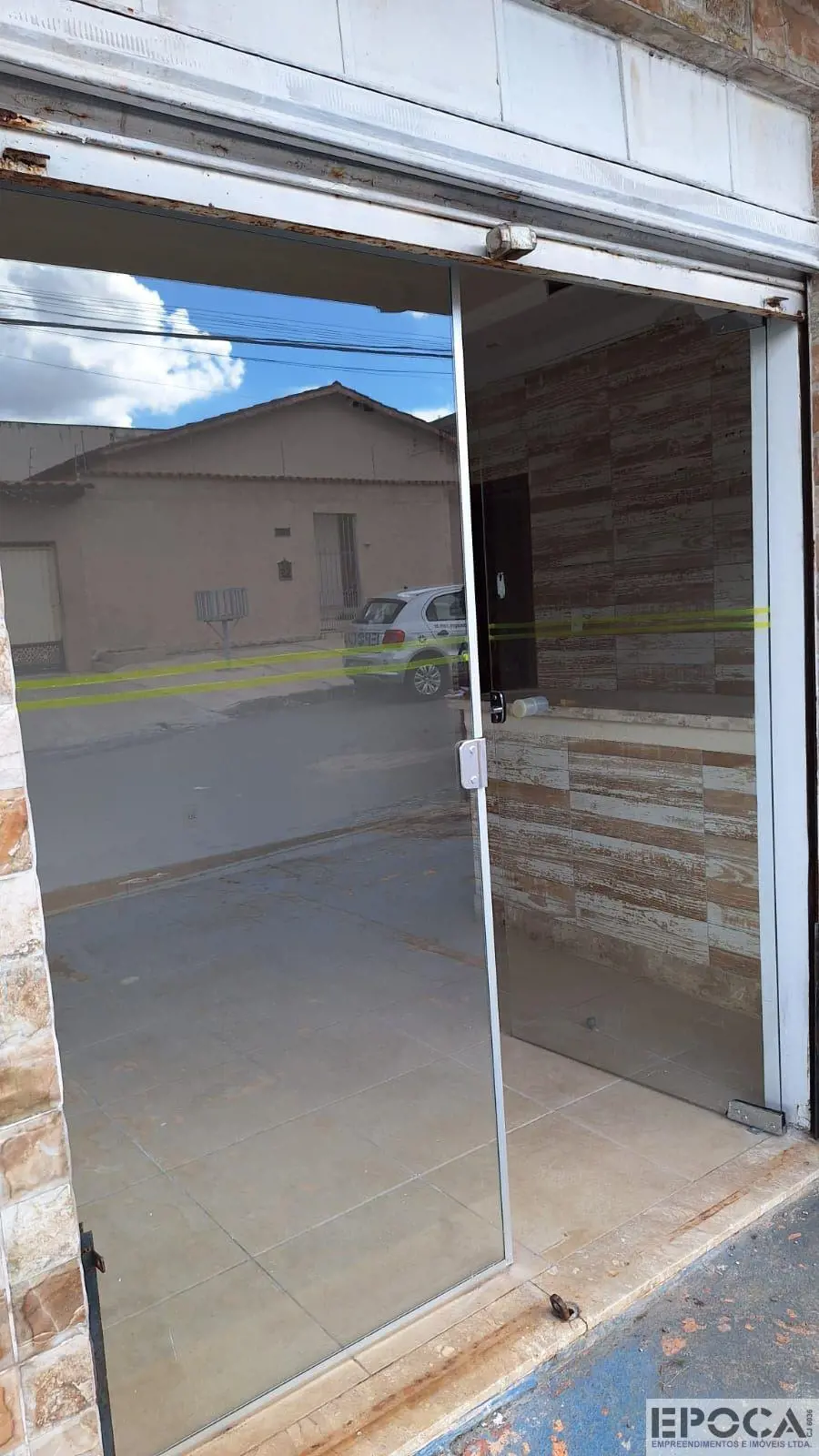 SALA COMERCIAL , COM 35 M2, RECEPÇÃO COM UM BALÇÃO, 01 BANHEIRO, PORTA DE AÇO E ...