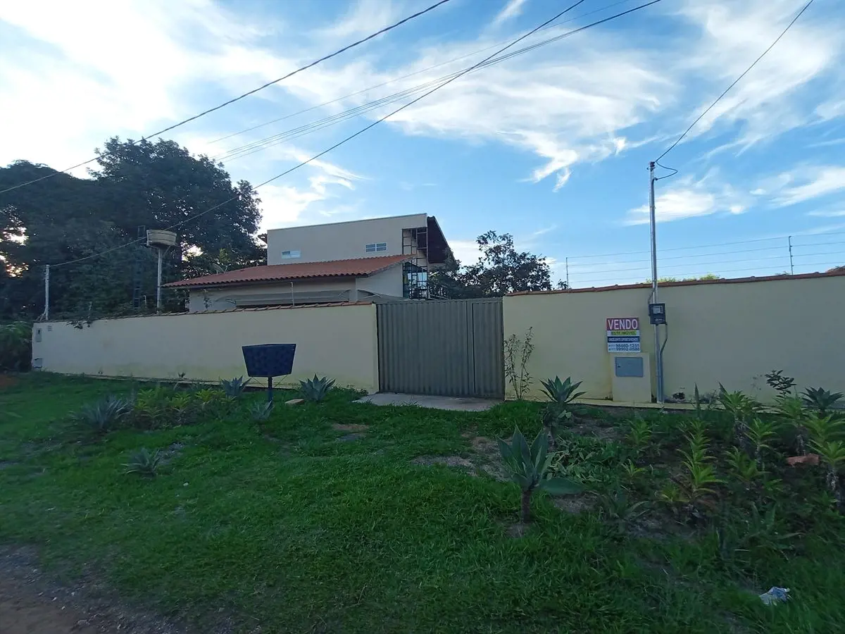OPORTUNIDADE Casa Alto Padrão, total área construída 250m2, em 2 lotes, totaliza...