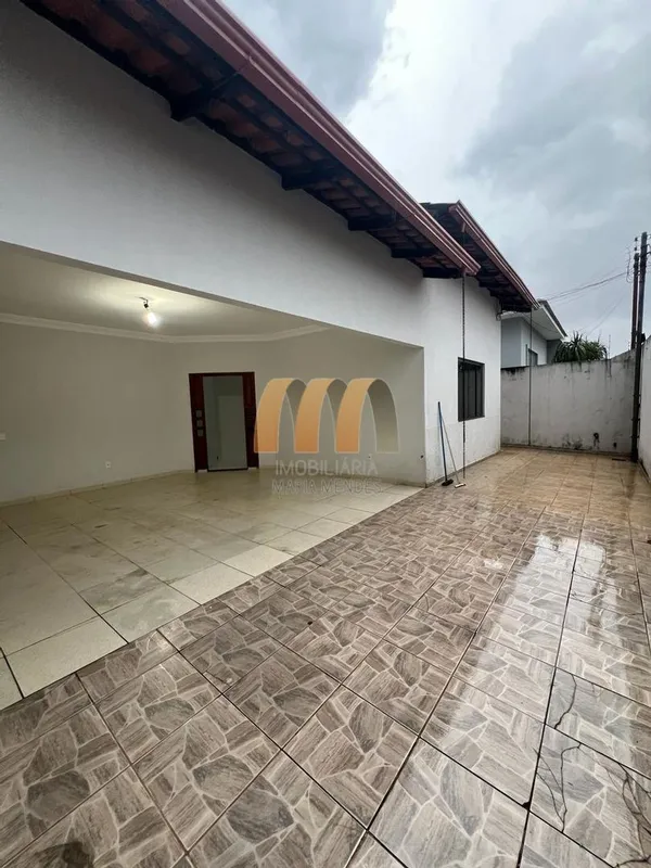 04 quartos, sendo 03 suites com armários MDF, janelas blindex, banheiros com arm...