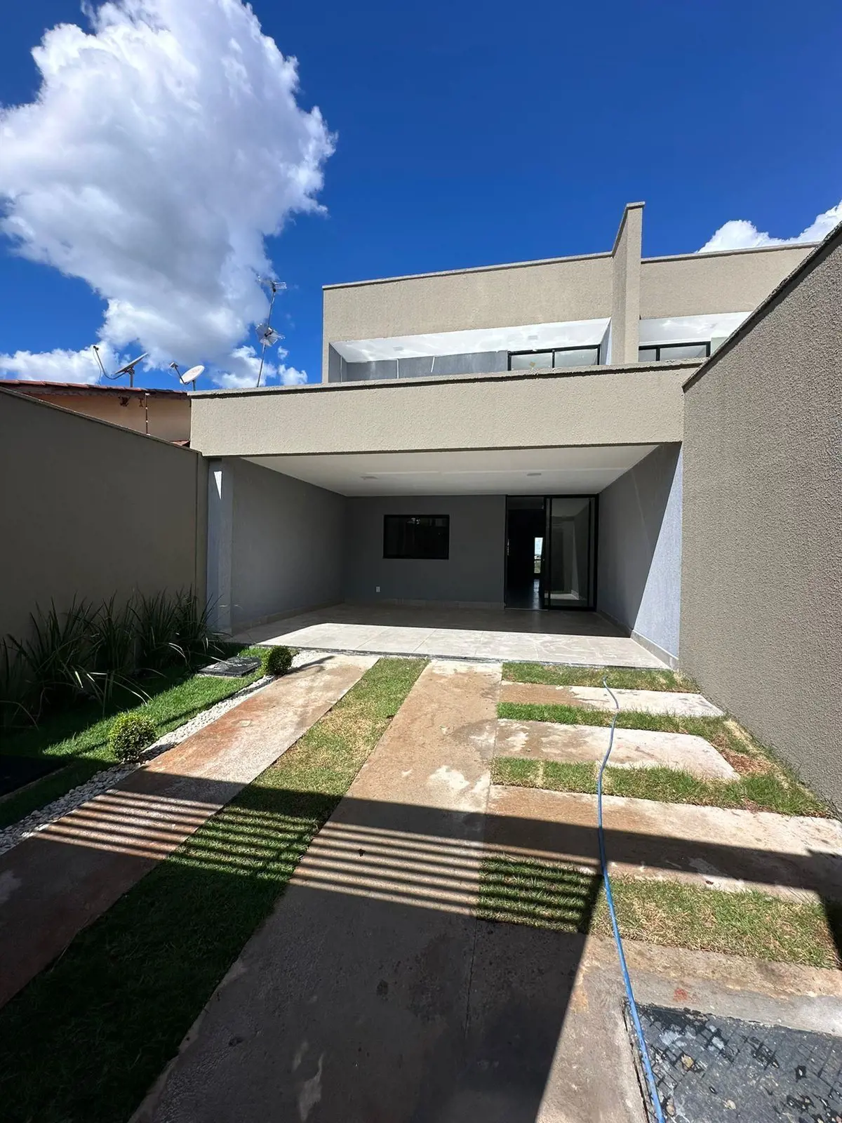 SOBRADO URIAS MAGALHÃES TERRENO 180 m2 - CONSTRUÇÃO: 232 m2 - 3 suites, sendo um...