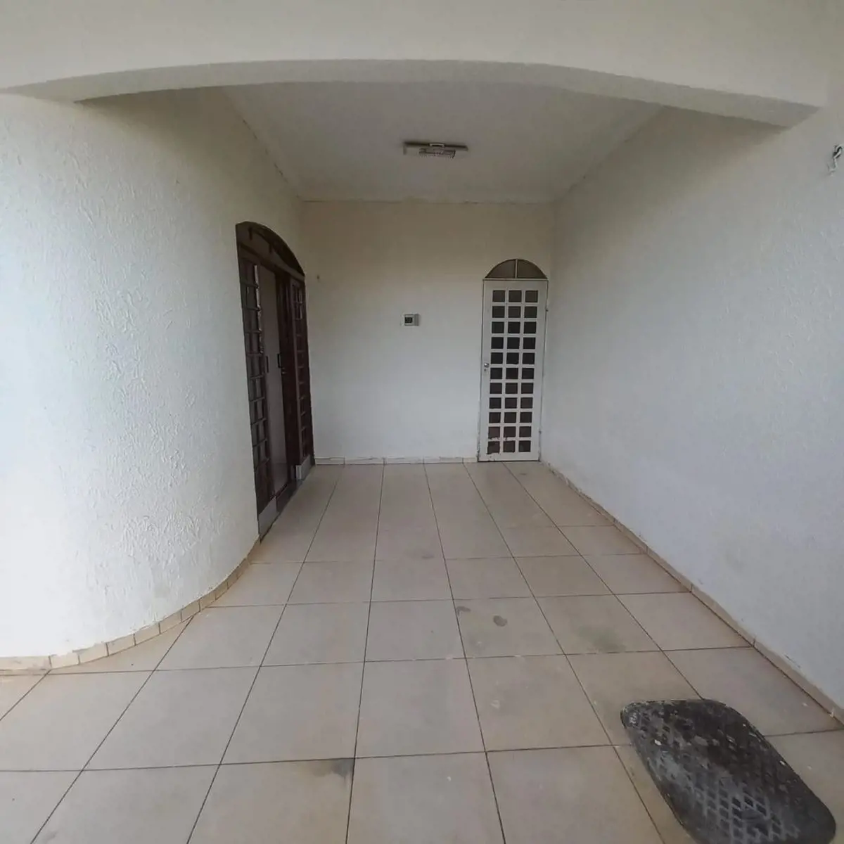 Excelente casa com 03 quartos, sendo 01 suíte, sala, copa conjugada com a cozinh...