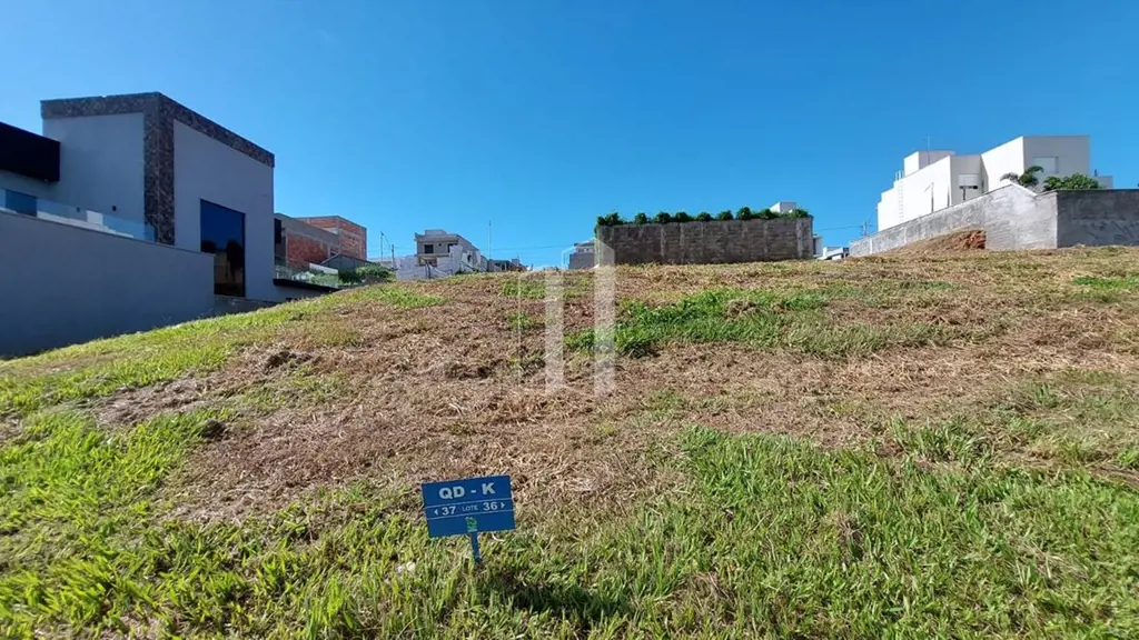 Terreno com 300m² 10x30, escorrido para rua, condomínio completo, uns dos mais b...