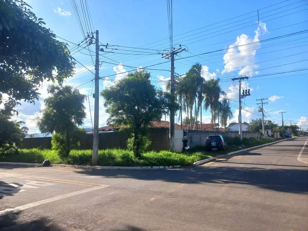 Área com 1.408m² total em Senador Canedo, composta por três lotes sendo eles:•Lo...
